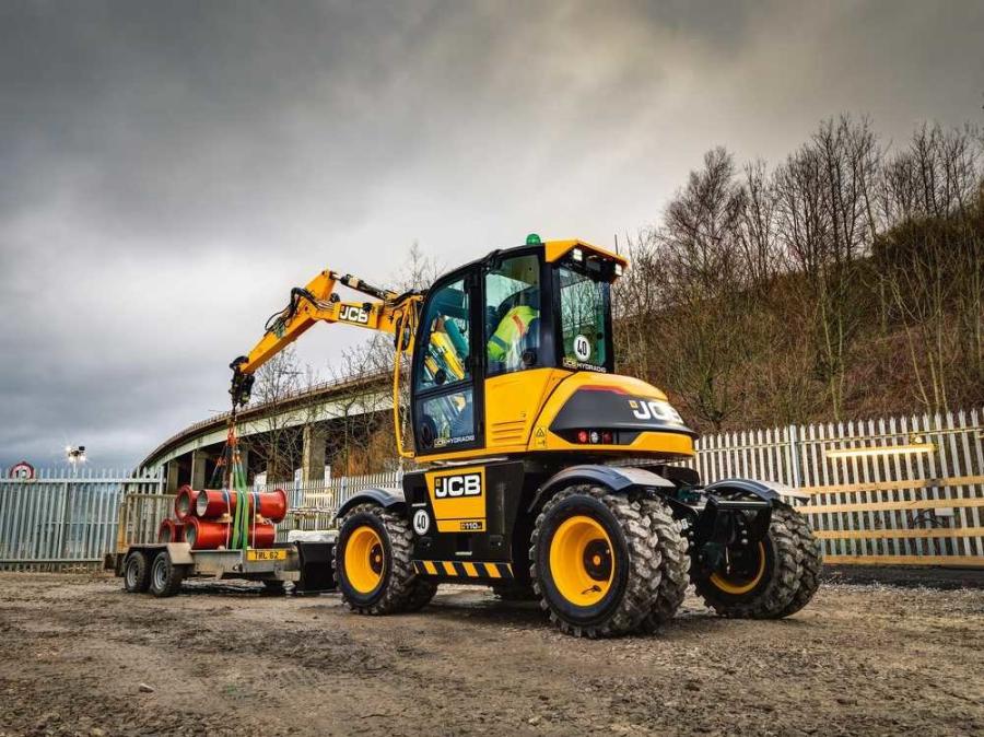 The lower center of gravity makes the Hydradig stable during lifting operations, particularly over the tires, even without stabilizers or a dozer blade. As a result, the JCB Hydradig can lift more than other machines despite having a tail swing of just 4 ft. 11 in. (1.5 m), according to the manufacturer.