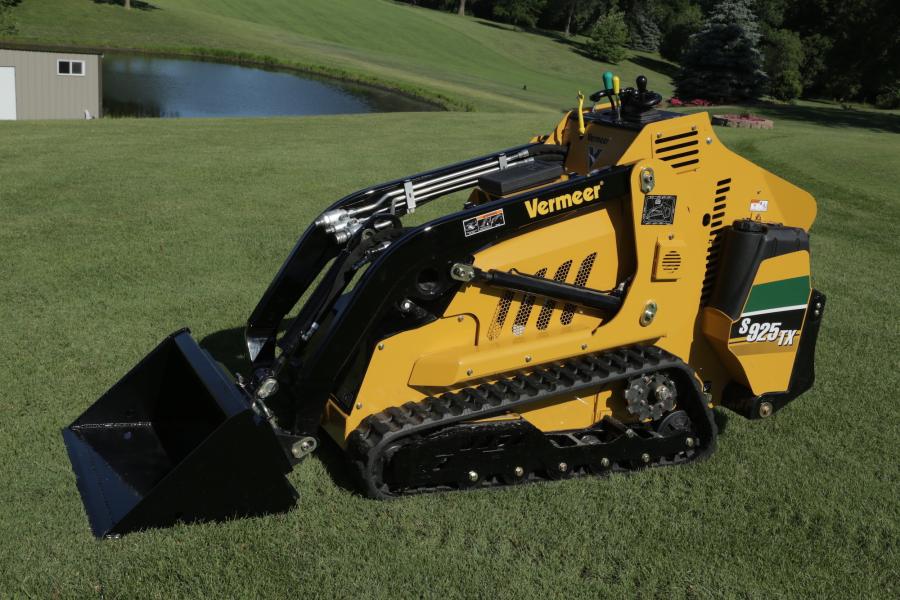 With a tip capacity of 2,643 lbs. (1,198.8 kg), a rated operating capacity of 925 lbs. (419.6 kg) and maximum hinge pin height reach of 84.5 in. (214.6 cm), the radial lift path of the Vermeer S925TX makes easy work of lifting and dumping heavy loads. 