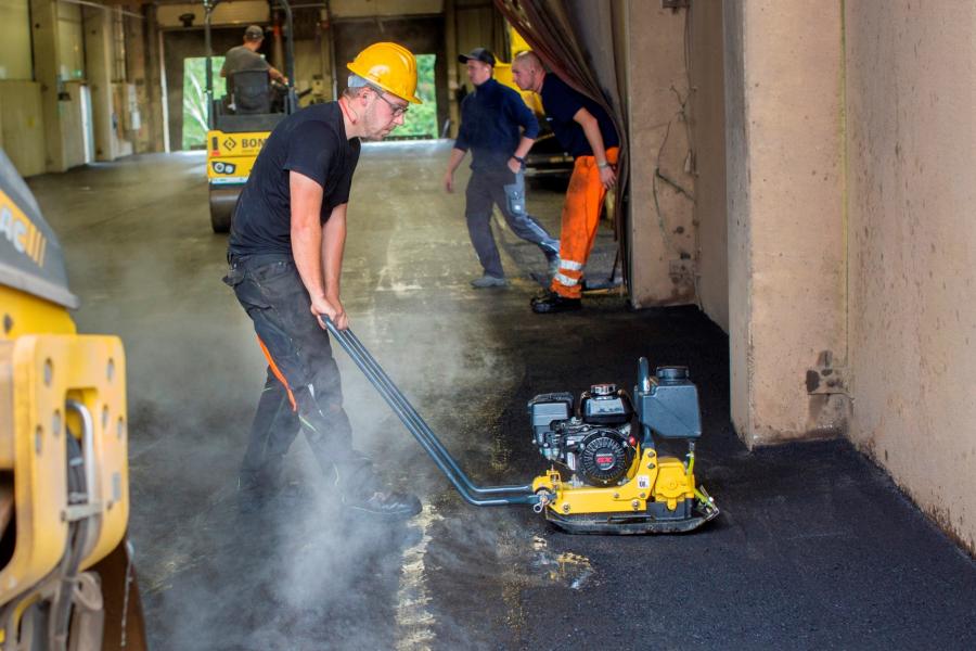 The compactor’s 19.7- by 20.9-in (50- by 53-cm) base plate offers more than 400-sq. in (2,580-sq cm) coverage to make quick work of asphalt repair work or compacting around obstructions. Offering a working speed of up to 82 ft/min (25 m/min), the BVP 12/50 A features an amplitude of 0.043 in (1.1 mm) and centrifugal force of 2,698 lb. (12 kN) to deeply penetrate asphalt and granular materials and quickly meet specified densities.