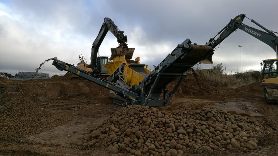 A result of the new joint engineering and production capacities via the Rubble Master acquisition of Maximus is the new RM HS3500M compact tracked scalping screen.