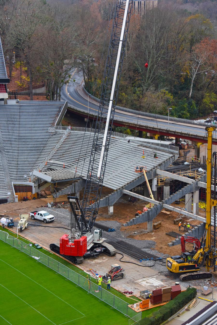 348 H5 Lifts Between the Hedges at University of Georgia : CEG