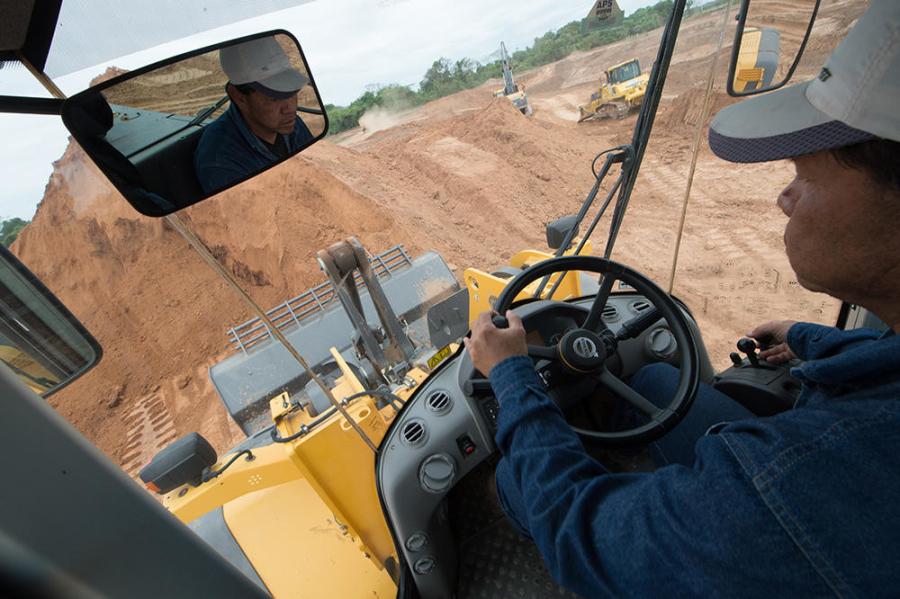 More than 100 Volvo machines, among them compactors, wheel loaders and excavators, were chosen to lead on construction because of the machines’ ability to operate in Bolivia’s conflicting climates – suited to both the high and dry conditions in La Paz and the wet lowlands of Santa Cruz.
