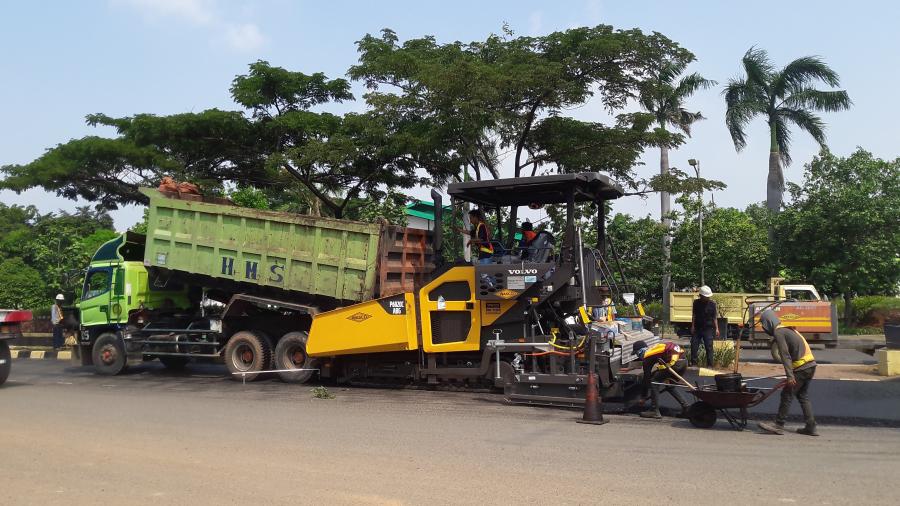 Volvo’s P6820C was used to widen road access on an industrial estate in North Jakarta.