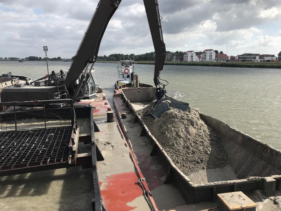 Kinshofer offers a line of cylinderless re-handling clamshell buckets for loading bulk materials. The C-Series clamshell buckets, including the C40HPX, allow for maximum efficiency and productivity while limiting downtime.