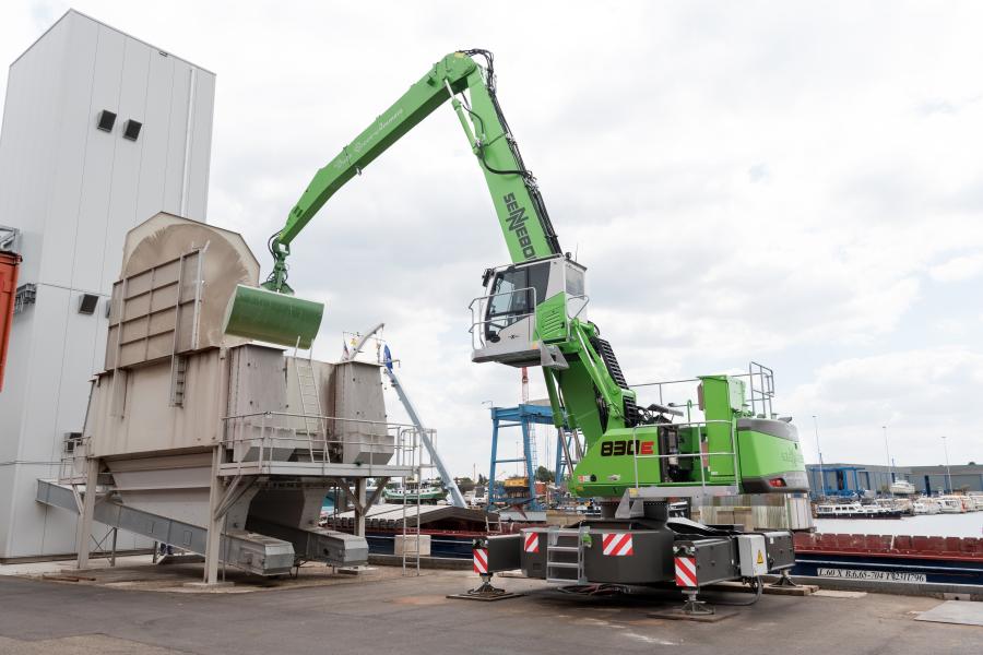 Due to the integration of the power pack within the counterweight, the 830 E remains maneuverable and compact and makes the most of its strengths as a full-fledged, emission-free material handling machine, according to the manufacturer.