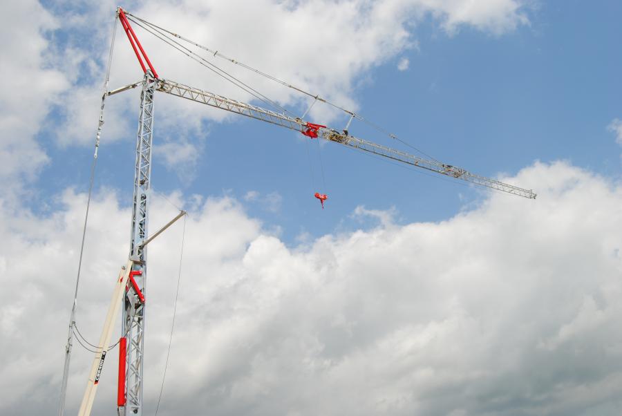 The CBR 40H crane offers a maximum jib length of 131.2 ft. (40 m) and a maximum 4.4-ton (4-t) capacity. Its lift capacity of 1.1 tons (1 t) at maximum jib length makes it ideal for lifting building materials throughout the job site.