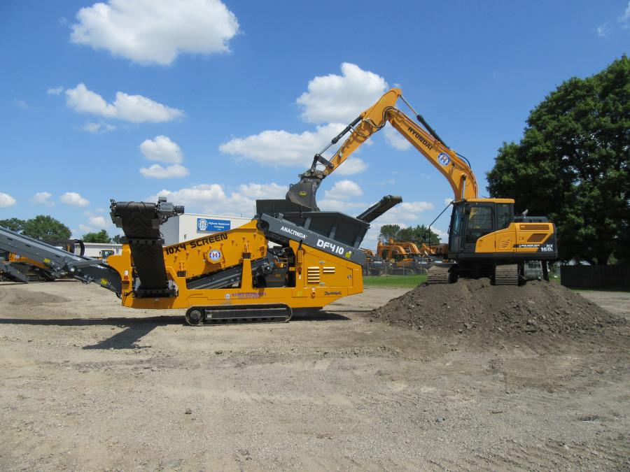The Anaconda DF410 tracked screen was arranged to simulate a working job site with a Hyundai HX160L excavator to feed the screen.