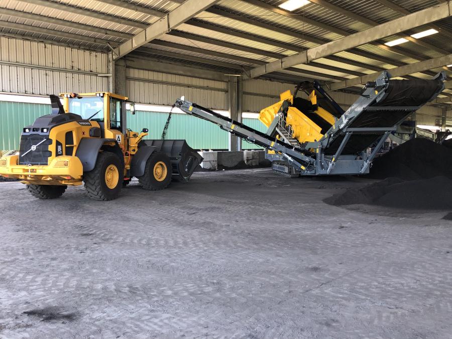 Mirimichi Green’s products are screened and dropped into the bucket of a Volvo L70H wheel loader for a smooth transport.