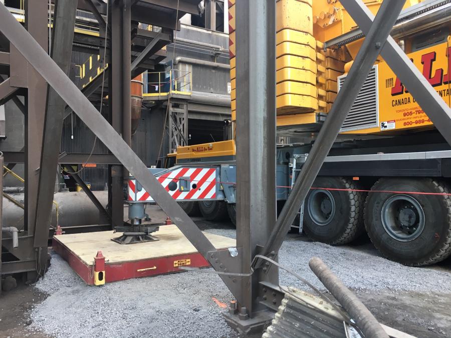 The positioning of an outrigger demonstrates how close the Liebherr LTM 1500-8.1 was able to get to the melt shop, saving the customer the cost of renting a larger crane.
