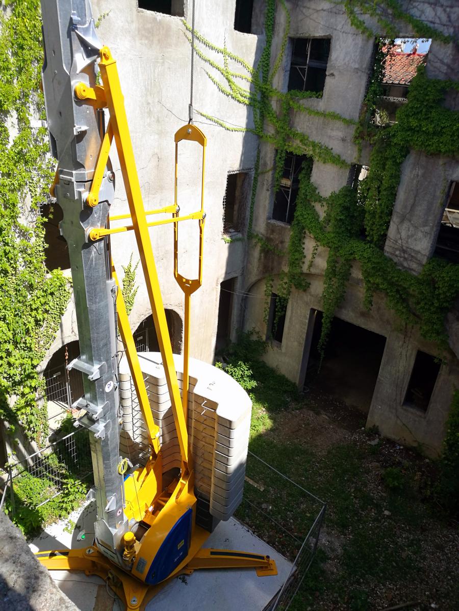 The city enlisted the help of local Potain dealer Tognaccini Noleggi, which deployed an Igo 50 to load and unload 12 ballasts, weighing in at around 26 tons, which form the first phase of the roof renovation.