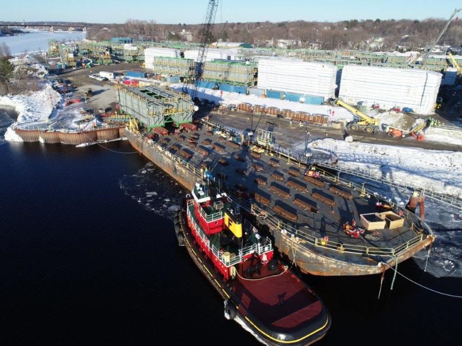 Mammoet rolls on the first of 60 modules. Due to a tidal difference of up to 16 ft. (4.87 m) between high and low tide, only one module was able to be loaded per day before the tide would again be too high to safely execute barge loading.