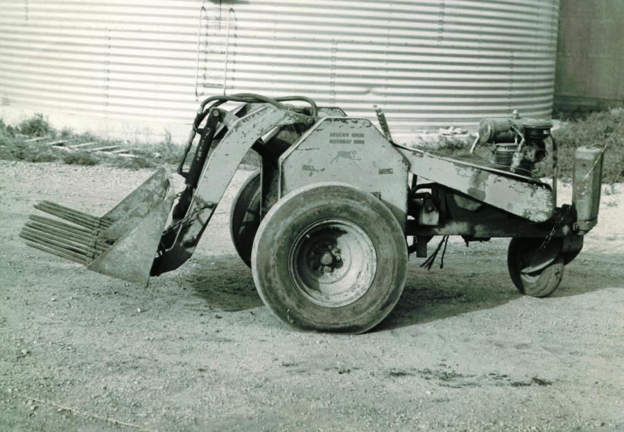 The original “Keller Self-Propelled Loader.” The belt-and-chain driven loader was a three-wheeled scooping machine powered by a 6.6-hp (4.9 kW) Kohler engine with the driver seated astraddle the controls just ahead of the motor.