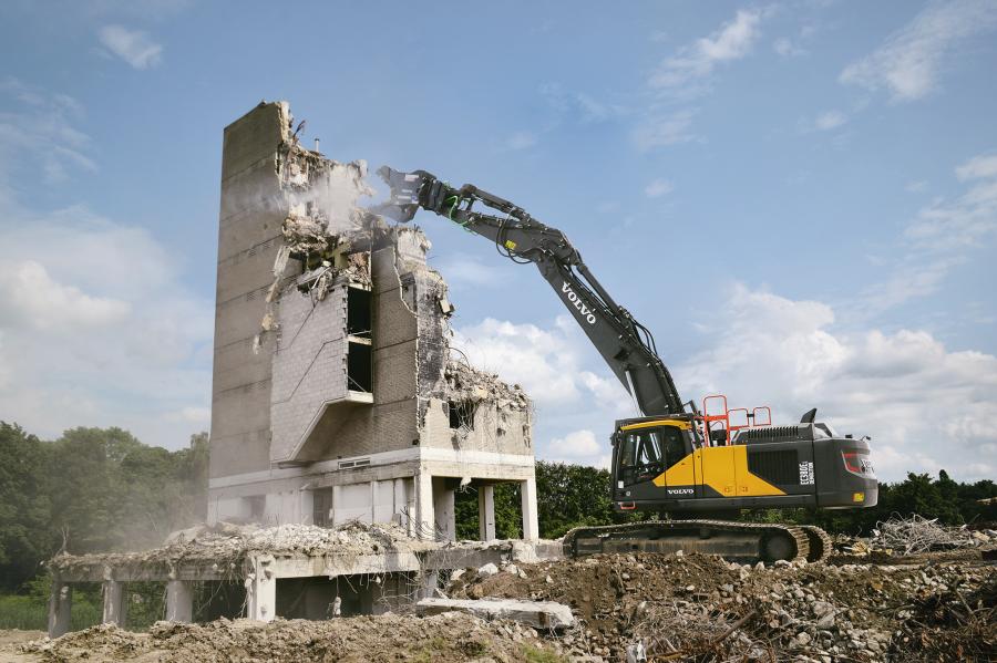 At 23 ft. (7 m), the Volvo EC380E straight boom provides much higher reach while maintaining superior stability and lifting capabilities, making it well suited for demanding demolition jobs.
