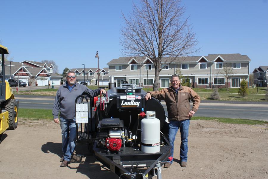 Doug Thompson (L), LeeBoy’s regional territory manager, and Jeff Sisk, Road Machinery and Supplies territory manager, Savage, Minn., brought a Rosco L600 tack distributor to the event. Perfect for the all-inclusive commercial paving contractor, the L600 provides a large-sized tank for projects including parking lots, patching, driveways or soil stabilization.
