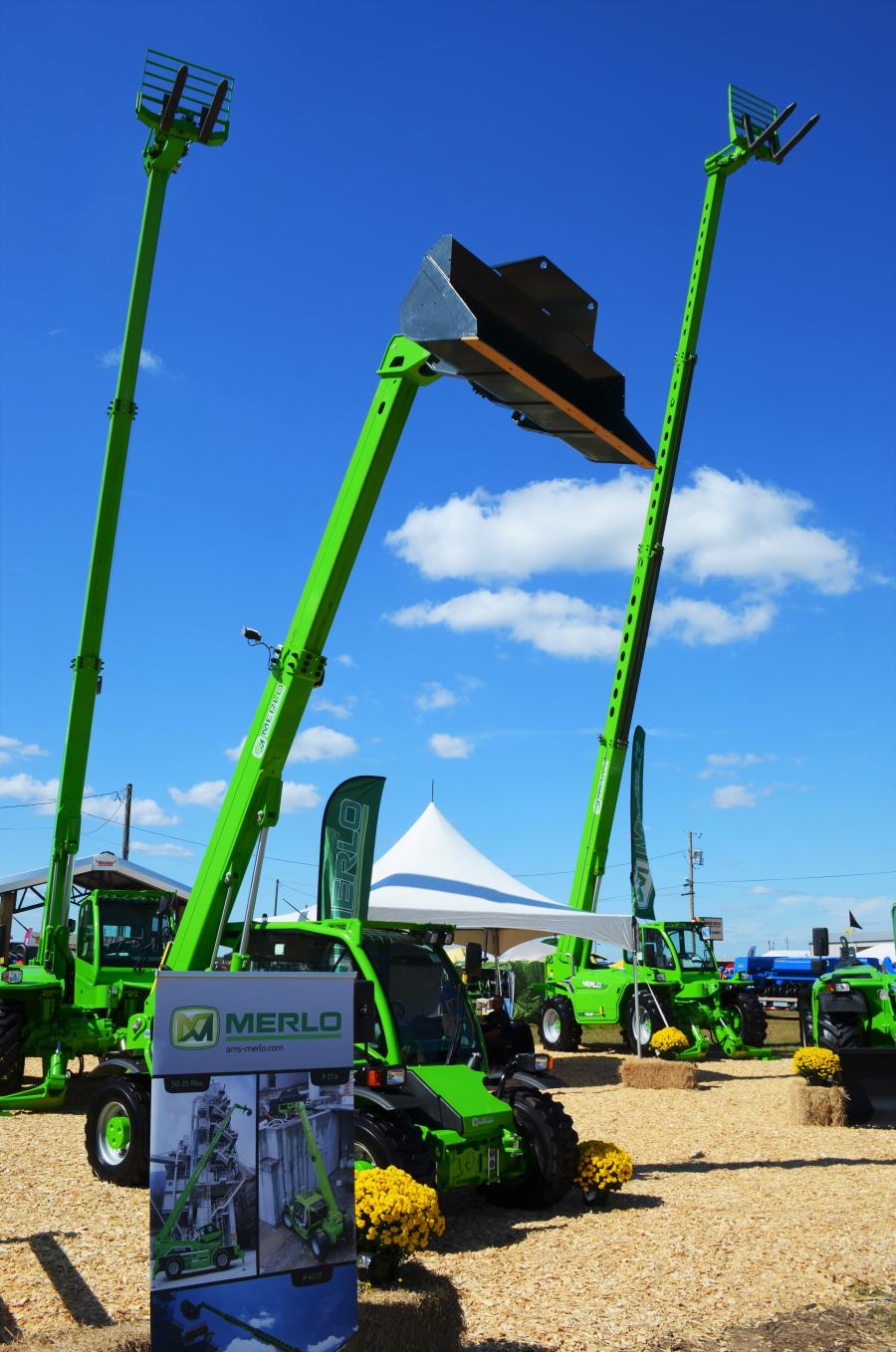 With its distinctive green machines and its material handlers boomed up, the Merlo exhibit area wasn’t that hard to track down from anywhere on the 100 acre Expo footprint.
