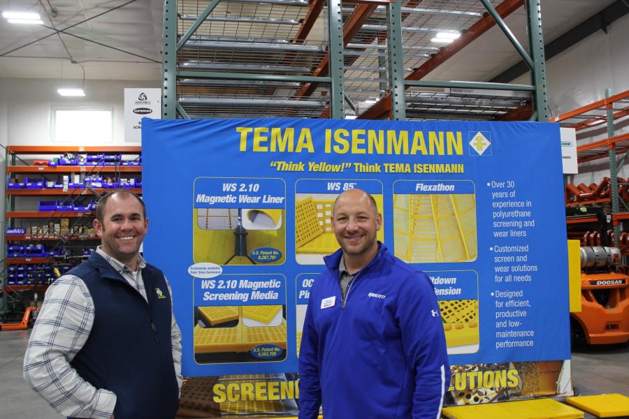 Nick Pyszka(左)，肯塔基州列克星敦市Tema Isenmann Inc.美国中部销售代表。斯科特公司(RB Scott)的零部件经理科利•伯克哈德斯迈尔(Kollee Burkhardsmeier)正在与他交谈。特玛伊森曼提供开放铸型聚氨酯筛选介质。