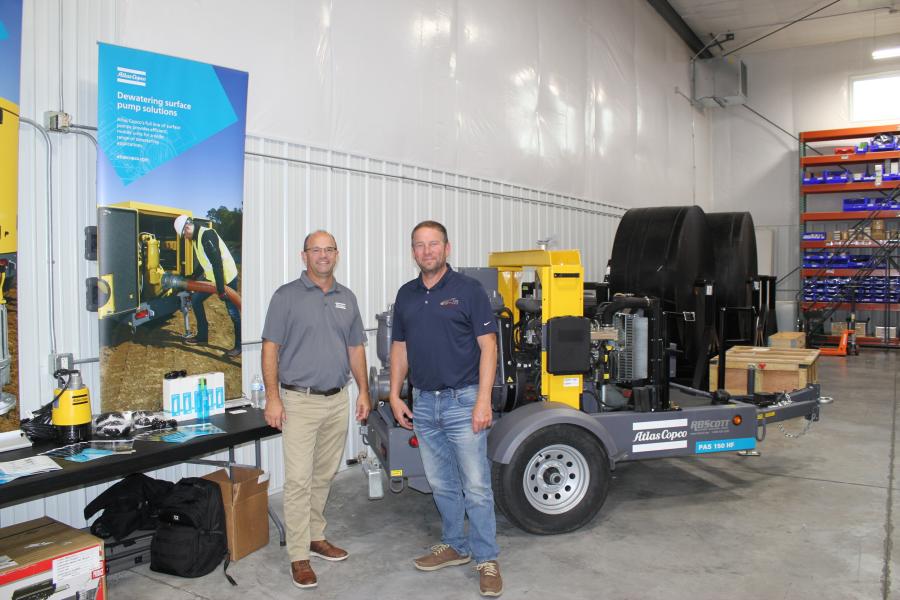 Todd Dahlstrom，(左)，阿特拉斯·科普科的业务发展经理，与迈克·舍弗勒，桑伯恩直线公司总裁和阿特拉斯·科普科PAS 150 HF真空prime离心泵。