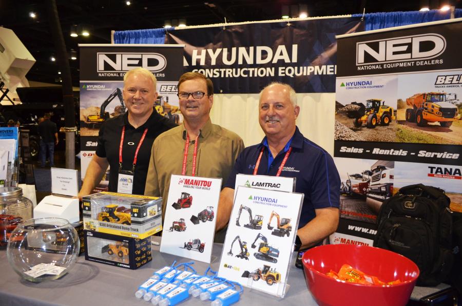 (左至右):当世博会开幕时，NED(国家设备经销商)的Scott Woody, Lee Lassiter和Edsel Preece已经准备好并等待着与APWA成员讨论他们的产品。
