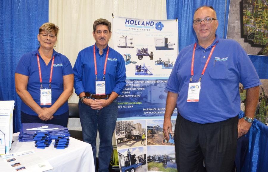 (从左至右):佛罗里达州西棕榈滩，荷兰泵公司的Becky Clark、Robert Hennessy和Norm Rolf正在与公共工程主管和承包商谈论荷兰泵公司的本地制造产品。