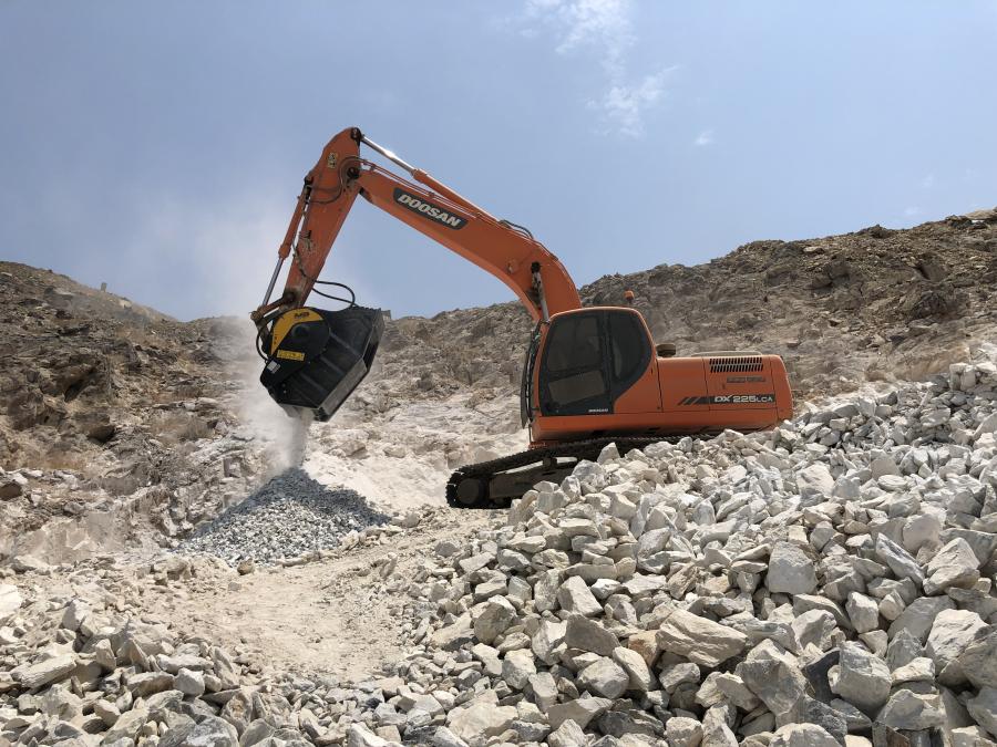 In Saudi Arabia a BF90.3 crusher bucket was used to work in most inaccessible places of a quarry and therefore not reachable by traditional vehicles. 