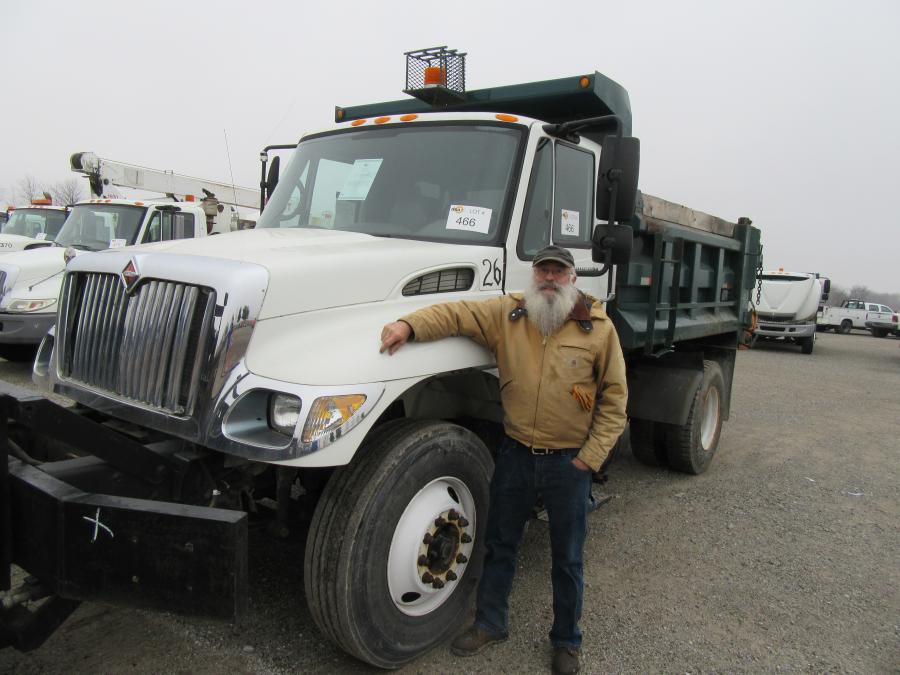 Steed Service’s Dave Pitman considers a bid on this International 7400 dump truck.
