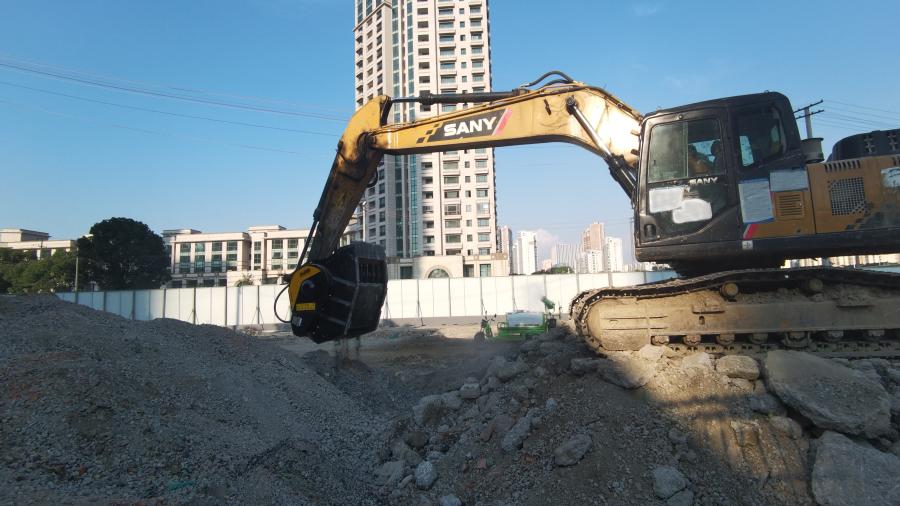 In China, workers installed a BF80.3 crusher bucket on their excavator, a Sany 215, and crushed the rubble: no more needing to wait for materials and no need to have trucks entering and leaving the construction site, all of which benefits the flow of traffic.