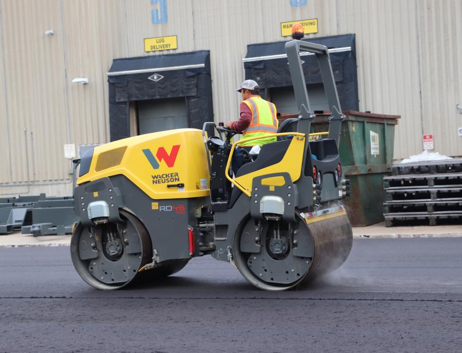 In the 4-ton class, contractors can choose the RD40 with its 51.2-in. drum width and the 4.5-ton RD45 with a 54.4-in. wide drum. These models also are available as traditional tandem rollers, tandem rollers with oscillation drum or combination rollers.