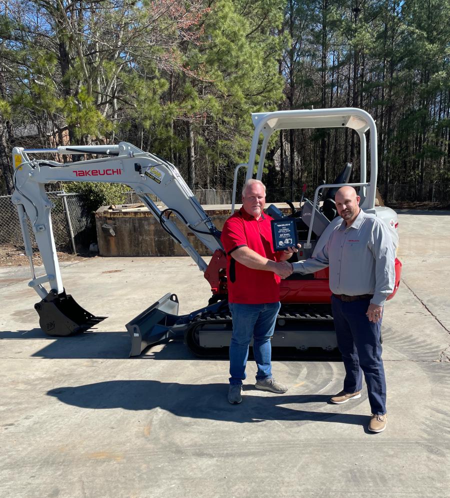 Bill Smith (L) receives the 2021 dealer salesperson of the year award from Eric Wenzel, regional business manager of Takeuchi-US.