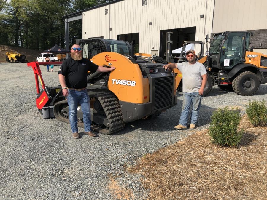 Jimmy Hicklin (L) of Hills Machinery talks about the Case TV540B CTL with Chris Mauney of CTM Construction in Burnsville, N.C.
(CEG photo)