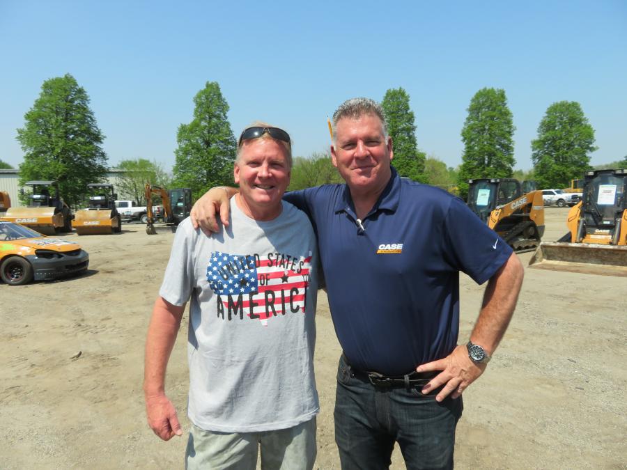 John Novak (L) of Down and Dirty Services caught up with Ken Schmidt of McCann Industries.
(CEG photo)