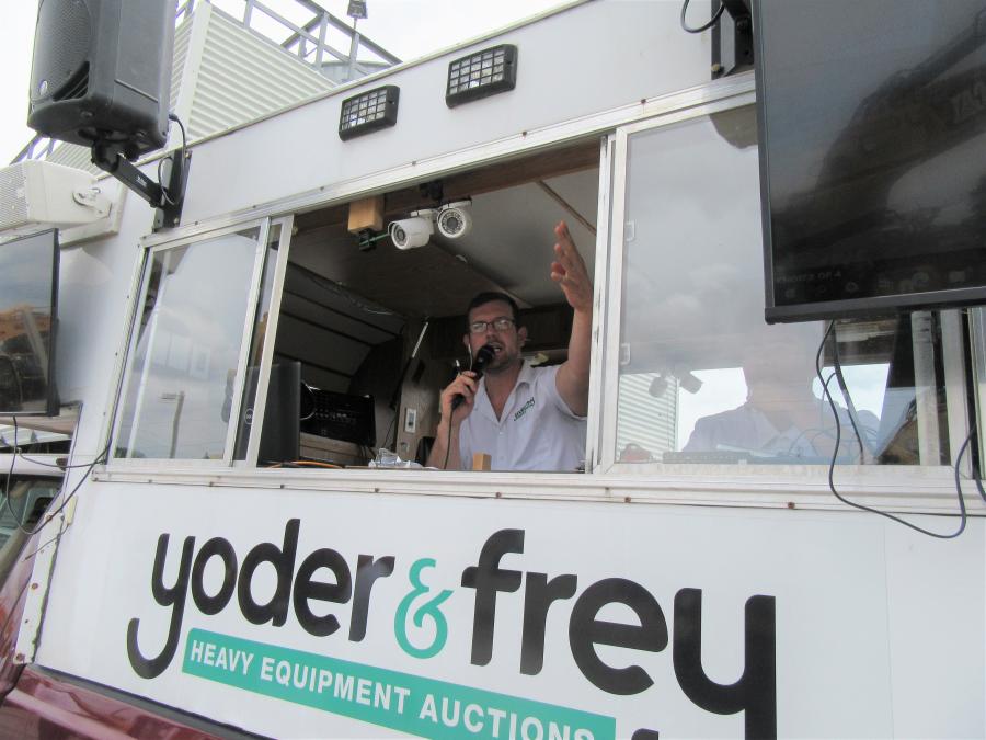 Auctioneer Matt Hostetter calls the bids during Yoder & Frey’s June 1 auction in North Baltimore (Findlay), Ohio.
(CEG photo)
