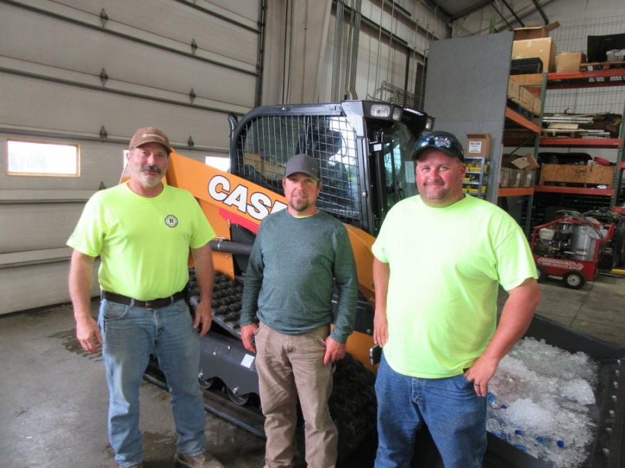 (L-R): Robertson Construction Inc.’s Steve Heist and Kirk VanGuelpen caught up with Mike Stutske of Stutske Construction.
(CEG photo)