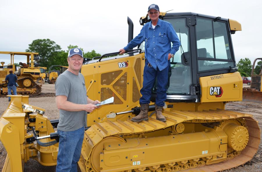 David Belcek (L) of Kestrel, based in Houston, Texas, and Paul Shumaker, an independent contractor based in Orla, Texas, admired this Cat D3 dozer with only 1.8 hours on the meter.
(CEG photo)