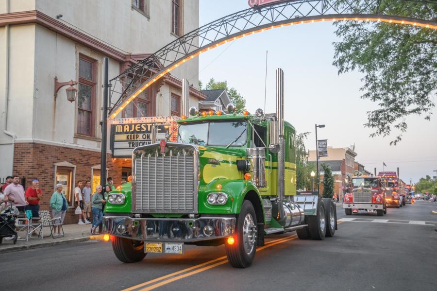 A 1977 Kenworth W900A participated in the parade. (Mears Photography)