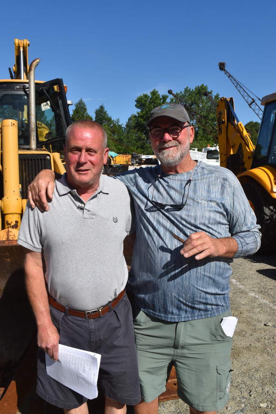 Mike Connor (L) of ABC Automotive in Willimantic, Conn., and Howard Hagget of Plainfield, Conn., exchange a couple of tall tales as they wait for the sale to begin.
(CEG photo)