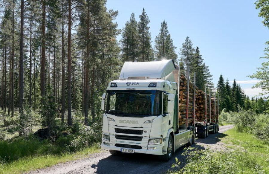 By running just one electric truck between Gimonäs and Obbola, SCA can reduce its carbon emissions by about 55,000 kg per year. (Photo courtesy of SCA)