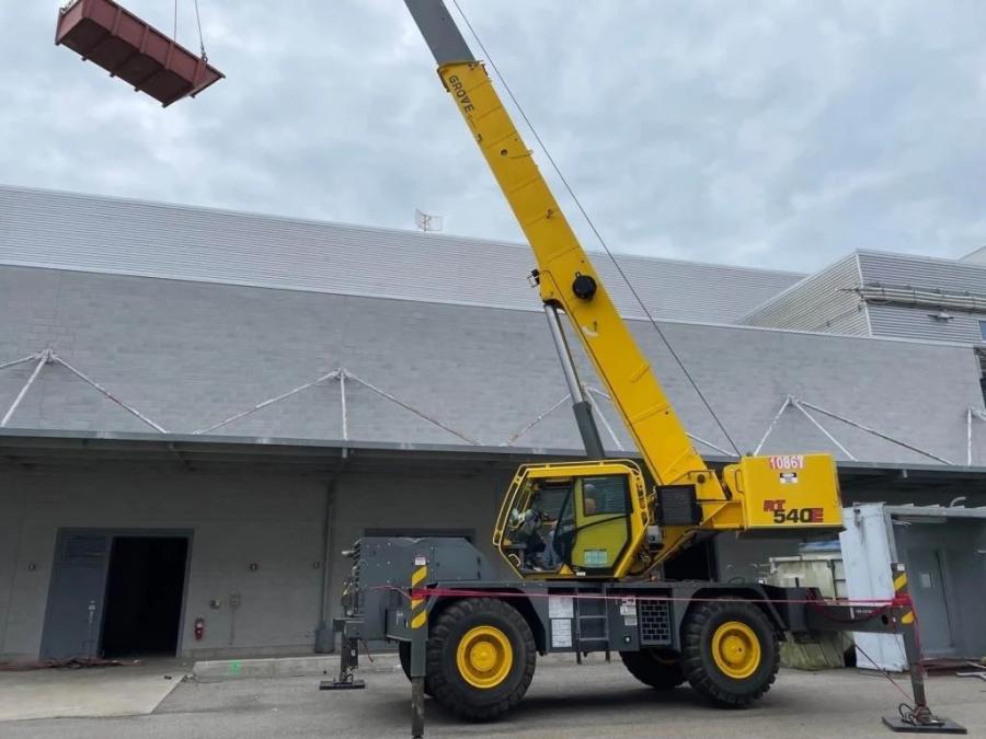 There were plenty of heavy equipment lots with low hours, including this 2013 Grove crane with less than 3,000 hours.
(Compass Auctions photo)