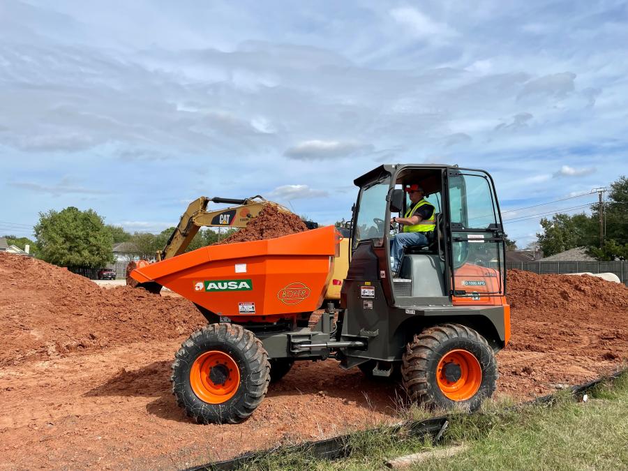 The design of the reversible driving position of these AUSA dumpers allows the seat to rotate 180 degrees and all components are instantly adjusted to suit the driver's new position: steering wheel, joystick, pedals, safety cameras and other features.