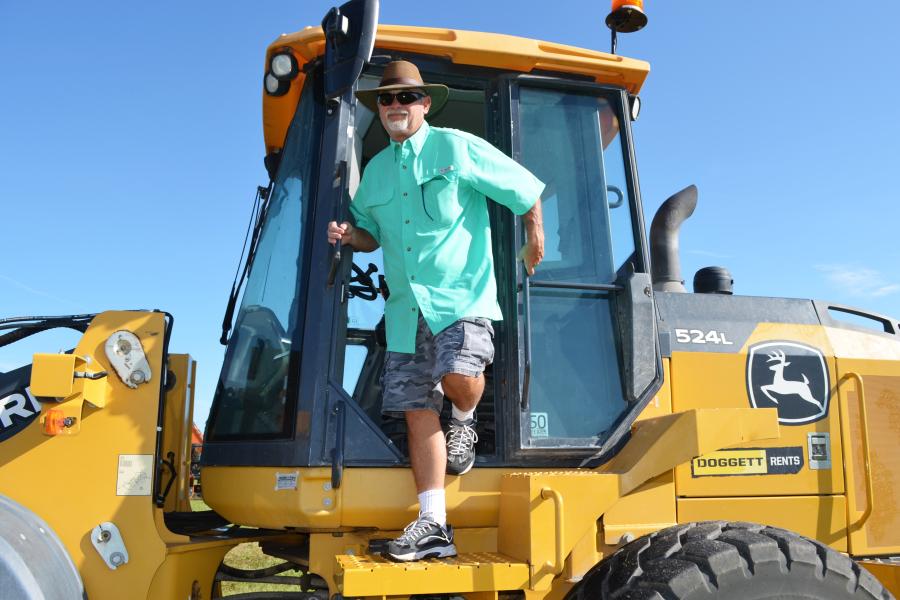 Wrapping up his inspection of a super-nice John Deere 524L wheel loader is Tim Winters of Tractor Service Inc., Arcadia, Fla. (CEG photo)