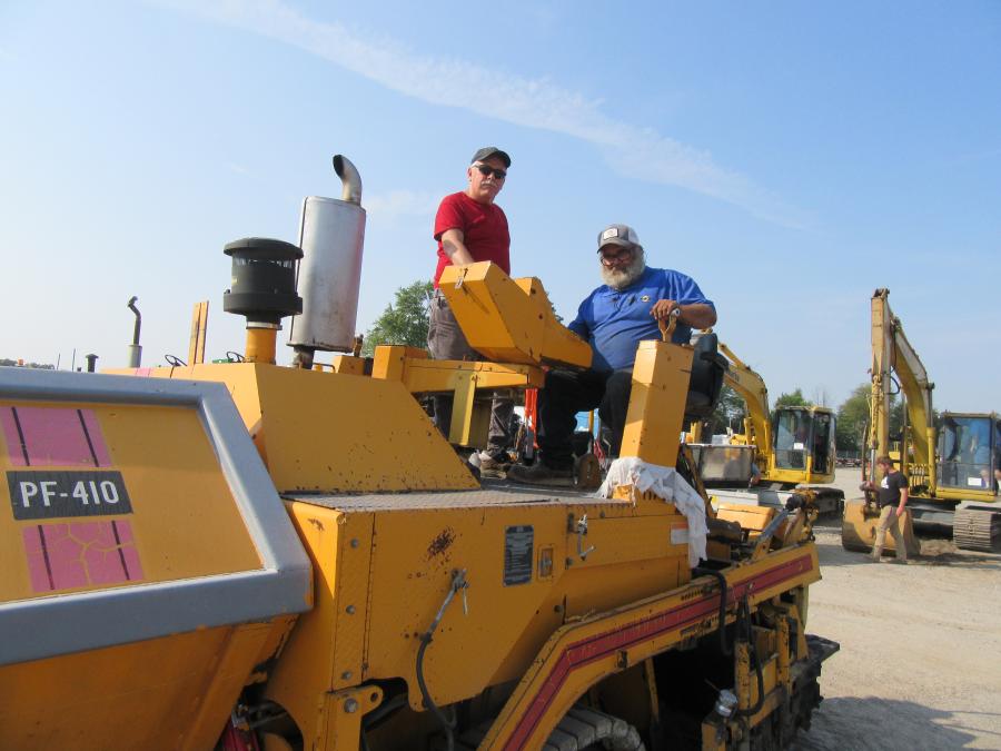 Don Smock Auction Company’s Ron Shreve (L) discussed this PF-410 paver with Rod Rickner of Rickner Excavating. (CEG photo)