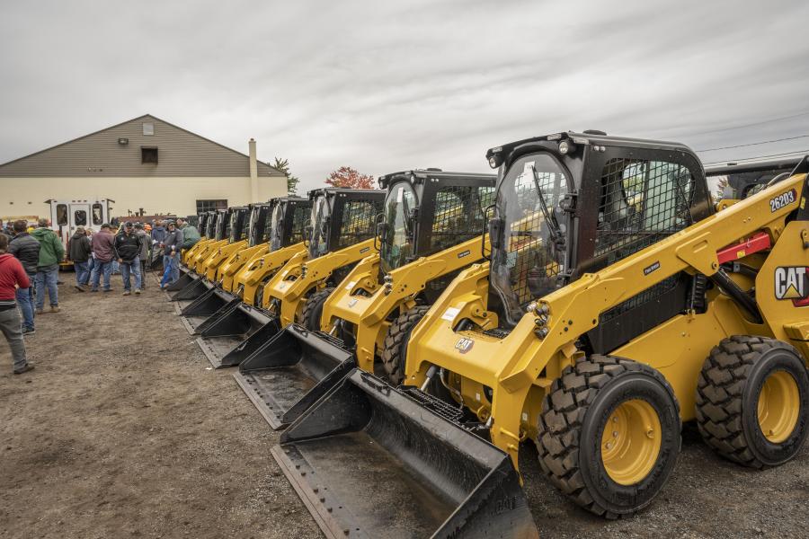 Attendees make their way through the yard as the auction truck moves from lot to lot past the wide variety of rubber tire wheel loaders, including Komatsu, Caterpillar and Volvo models. (CEG photo)