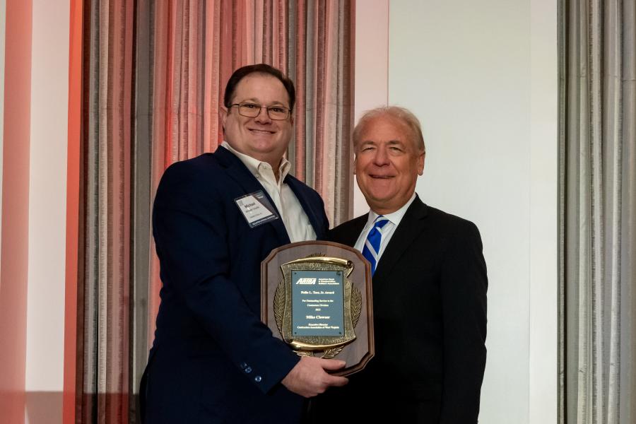 Michael Vecellio (L) of the Vecellio Group, an ARTBA vice chair at large, presented the award to Mike Clowser, executive director of the Contractors Association of West Virginia.