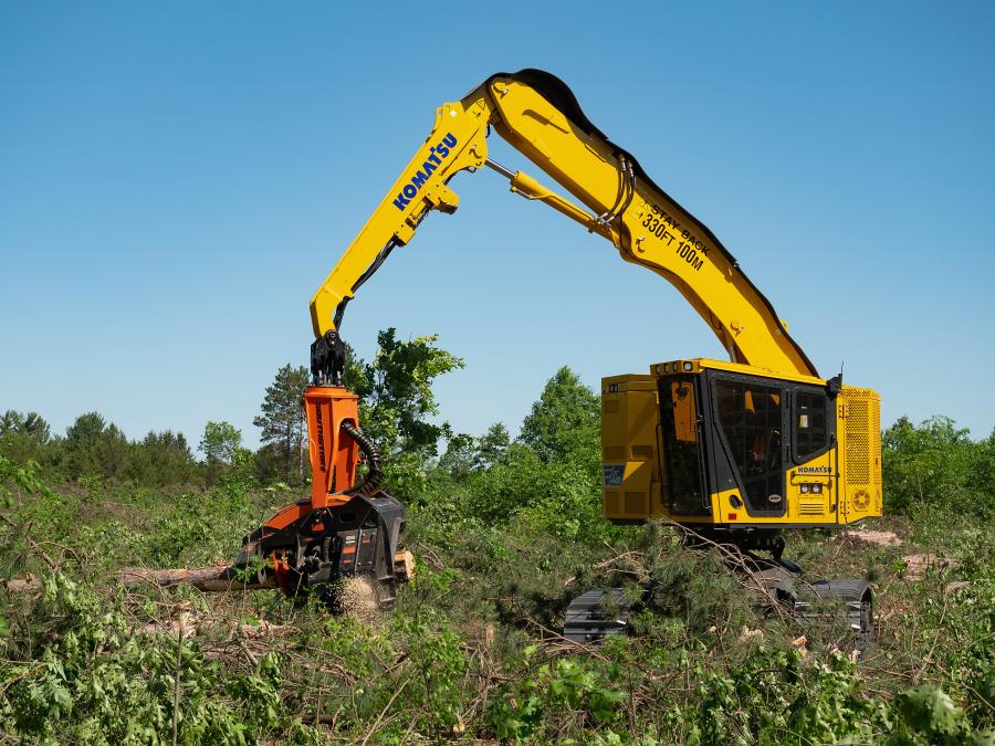 Made to perform in demanding conditions, Komatsu’s XT-5 closed loop tracked harvesters enable operators to simultaneously travel, cut, delimb, harvest and swing timber.