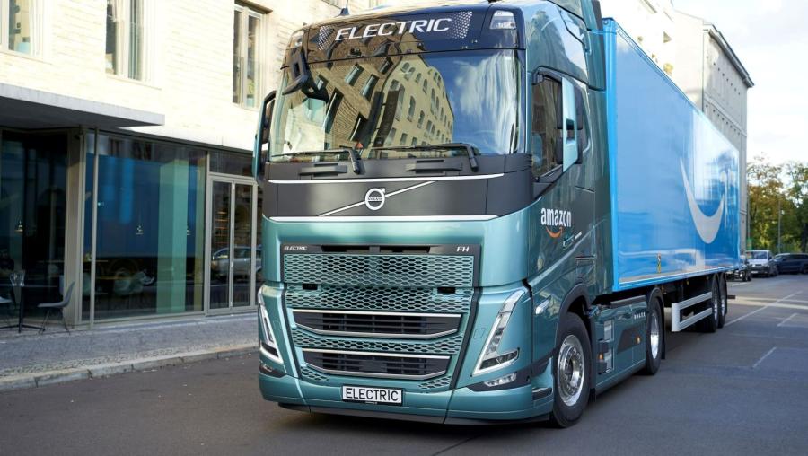 Among the customers that will have fossil-free steel in some of their electric trucks are Amazon and DFDS and, through the transport company Simon Loos, Unilever.