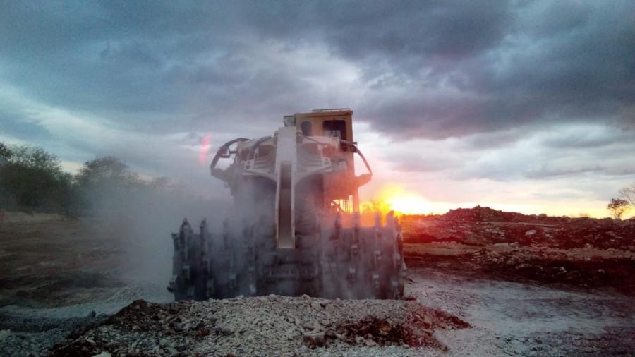 The 1475 RH hard at work on the Tren Maya project in Cancun, QRO, Mexico.
(Photo courtesy of Tesmec.)
