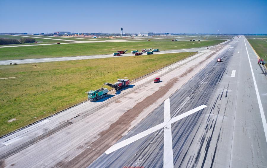 More than 385,000 tons of concrete were removed at the Leipzig/Halle Airport using a total of 15 Wirtgen cold milling machines.