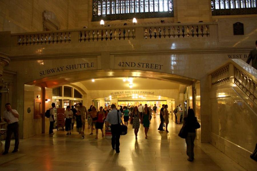 主要从中央车站入口广场(照片由维基百科)