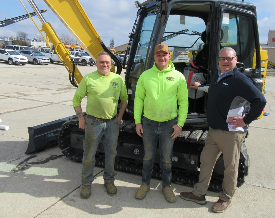 (L-R): Medina Excavating’s Dave Turner and Mitch Miller consult Ray Hockers, Kobelco Construction Machinery district business manager, about this Kobelco SK85CS excavator.
(CEG photo) 