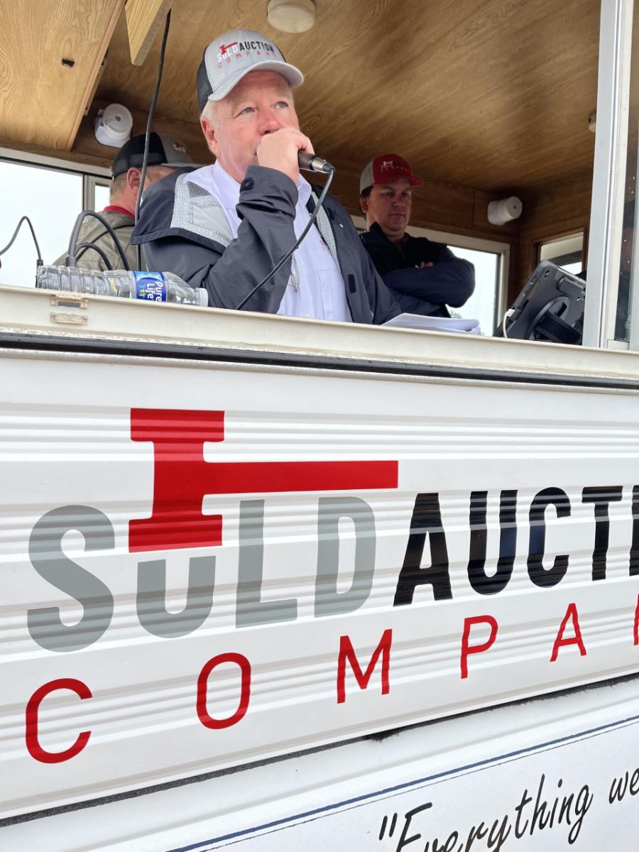 Auctioneer Richard Smith makes the sale day announcements before the auction begins.
(CEG photo)