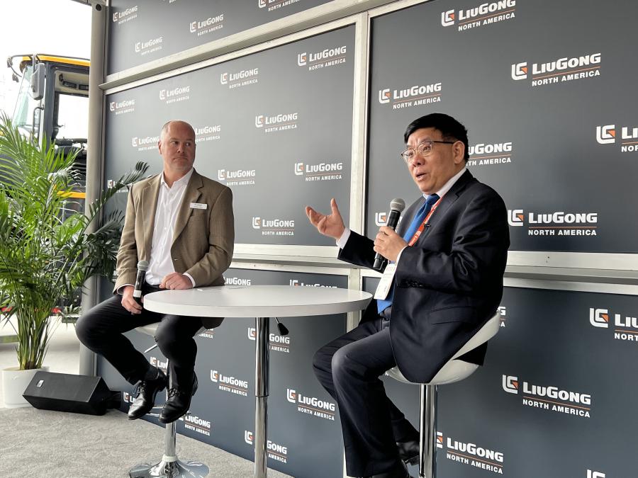 Andrew Ryan (L), president of Liugong North America, and Liugong Chairman Zeng Guang’An held a press conference to announce the sale of the first 856H electric loader to the U.S. market. 